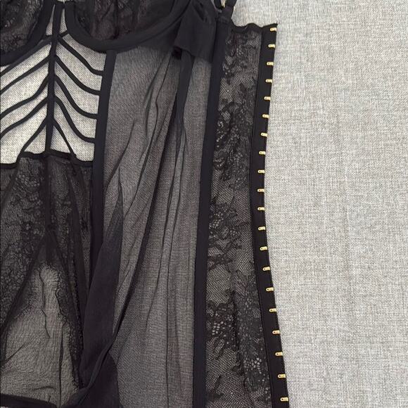 Victoria’s Secret Elegant Black Lace Corset - Picture 6 of 10